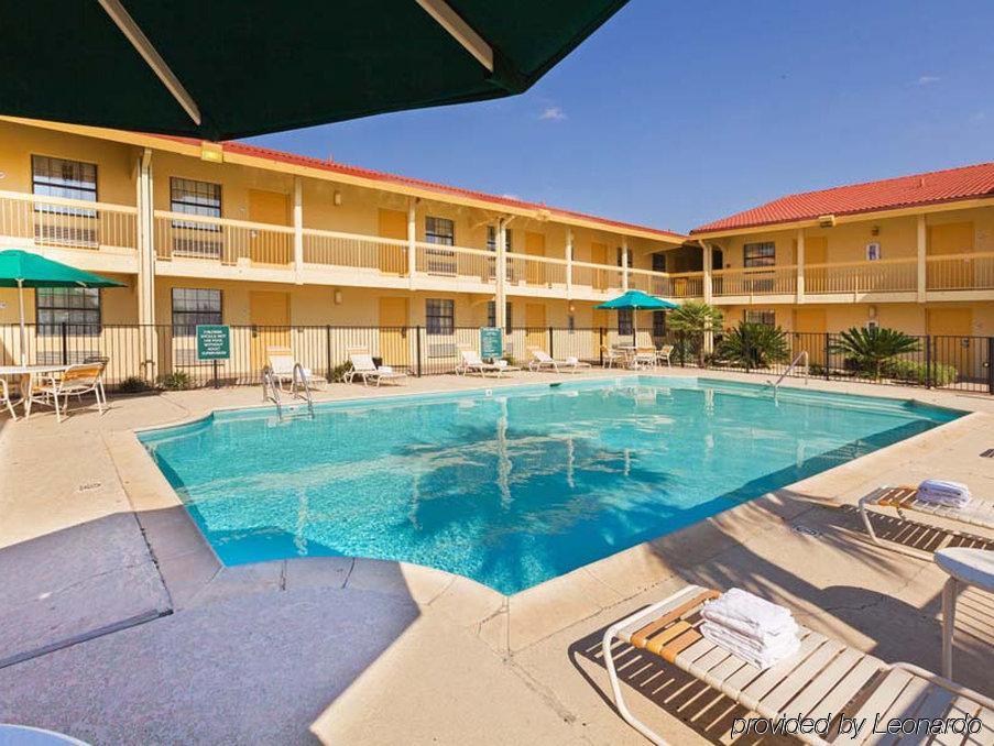 Super 8 By Wyndham Eagle Pass Hotel Екстериор снимка